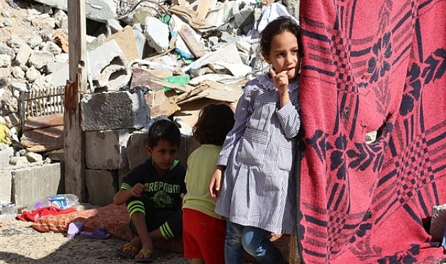 Filistin'de okuldan barınağa dönüştürülen yerdeki çocuklar oyunlara katılıyor