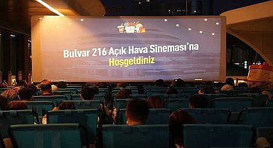 Fişekhane ve Bulvar 216'da açık hava sineması keyfi devam ediyor
