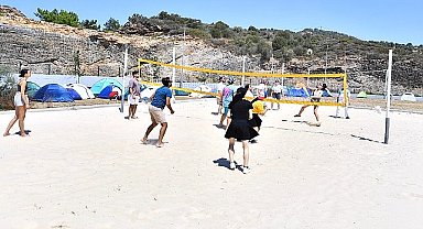 Gençler Özdere'deki gençlik kampında gönüllerince eğleniyor