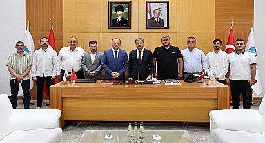 Geyve Belediye Başkanı Selçuk Yıldız, belediye meclis üyeleri ile birlikte Sakarya Büyükşehir Belediye Başkanı Yusuf Alemdar'ı makamında ziyaret etti