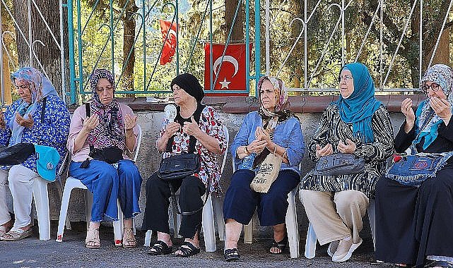 Gölcük Belediyesi, merkez üssü Gölcük olan 17 Ağustos Depreminin 25. yılında deprem şehitleri için mezarları başında anma töreni düzenledi