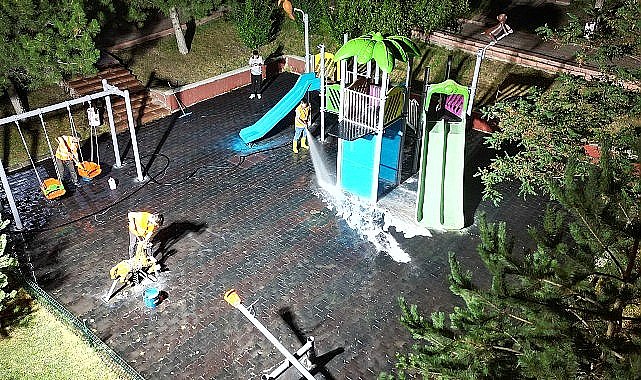 Gündüz Sokaklar Gece Parklar Yıkanıyor