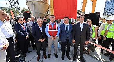 İBB Başkanı Ekrem İmamoğlu, Mahmutbey-Bahçeşehir-Esenyurt Metro Hattı'nda çalışan emekçilerle bir araya gelerek, TBM cihazının ilerlemesine tanıklık etti