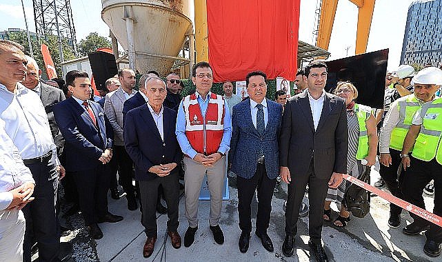 İBB Başkanı Ekrem İmamoğlu, Mahmutbey-Bahçeşehir-Esenyurt Metro Hattı'nda çalışan emekçilerle bir araya gelerek, TBM cihazının ilerlemesine tanıklık etti