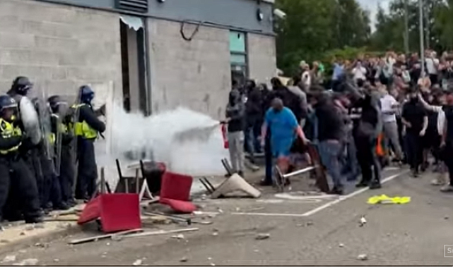 İngiltere'de aşırı sağcı göstericiler Rotherham sığınmacı otelini yakmaya çalıştı