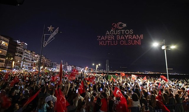 İzmir Büyükşehir Belediyesi’nden Gündoğdu Meydanı’nda dron gösterisi
