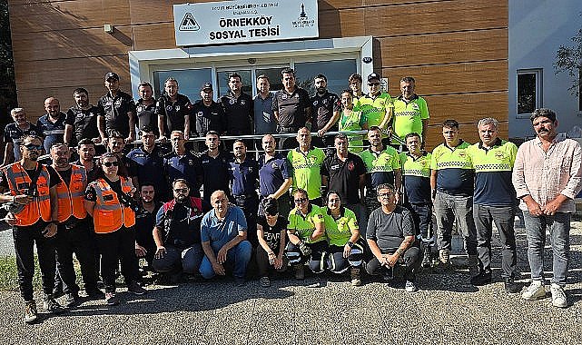 İzmir Büyükşehir'in Sosyal Tesisleri yangın mağdurları ile şehir dışından gelen itfaiyecileri ağırlıyor