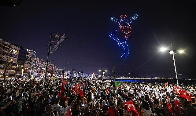 İzmir'de 30 Ağustos coşkusu dron gösterisi ile taçlandı 500 dron Körfez'de görsel şölen yaşattı