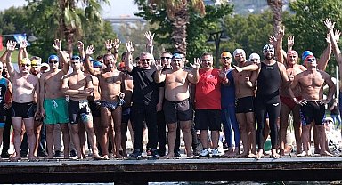 İzmit Körfezi'nde 'Büyük Zafer'in coşkusu; Yüzücüler mavi sularda hedefe kulaç attı