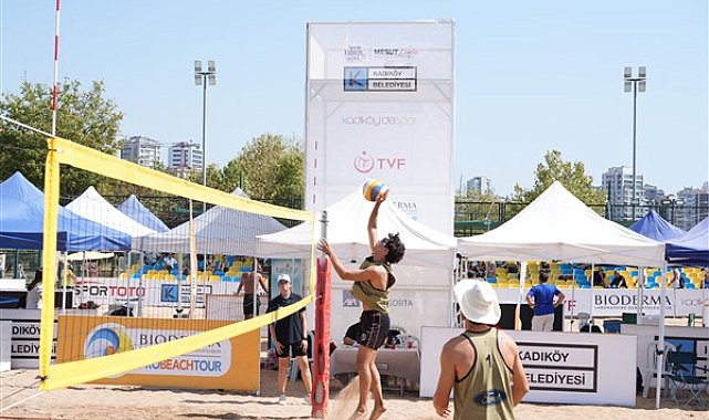 Kalamış’ta plaj voleybolu turnuvası düzenleniyor
