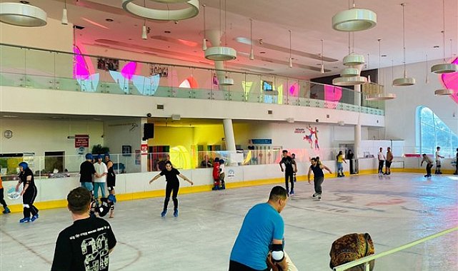 Kayseri’de Buz Pateni Pisti her gün vatandaşlara hizmet veriyor