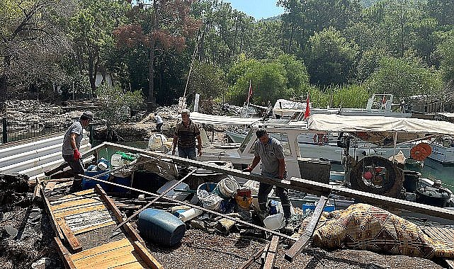 Kemer Balıkçı Barınağı'ndaki kaçak yapılar kaldırıldı