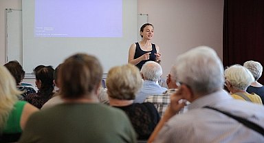 Konak'ta sağlıklı hizmet yayılıyor: 'İleri Yaş' kursiyerlerine ücretsiz tarama