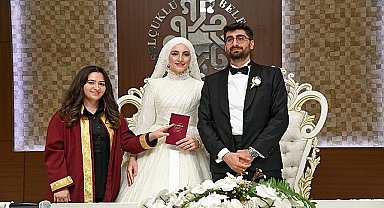 Konya'nın ilk ve tek kadın nikah memuru Esra Solak, Selçuklu Belediyesi Evlendirme Memurluğu'nda görevini başarı ile yürütüyor.