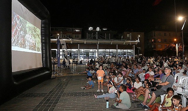 Küçükçekmece'de Açık Hava Sinema Günlerine Yoğun İlgi
