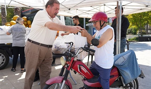 Milas Belediyesi 10 ton kavunu vatandaşlara dağıttı