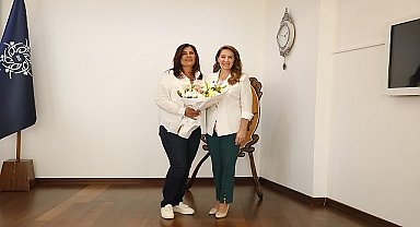 Mimar Sinan Mahallesi Muhtarı Gurbet Çamoğlu, Aydın Büyükşehir Belediye Başkanı Özlem Çerçioğlu'na nezaket ziyaretinde bulundu