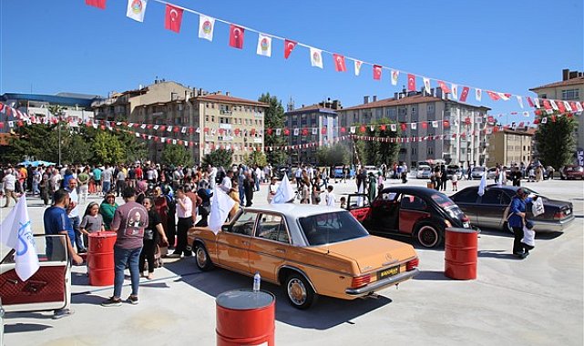 Modifiyeli ve klasik araçlar meydana çıktı