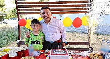 Nevşehir Belediye Başkanı Rasim Arı, İlkokul 3. Sınıf öğrencisi Poyraz Çakır Akyel'e sürpriz yaparak doğum günü pastasını birlikte kesti.