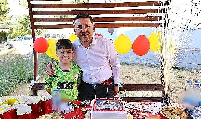 Nevşehir Belediye Başkanı Rasim Arı, İlkokul 3. Sınıf öğrencisi Poyraz Çakır Akyel'e sürpriz yaparak doğum günü pastasını birlikte kesti.