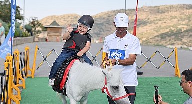 Nevşehir Belediyesi ile Türkiye Jokey Kulübü işbirliğinde düzenlenen 'Pony Club Şehrinize Geliyor' isimli proje kapsamında Kayaşehir'de atlara binen çocuklar unutamayacakları bir deneyim yaşadılar
