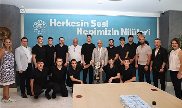 Nilüfer Belediyespor Yıldız Erkek Hentbol Takımı, Başkan Özdemir'i ziyaret etti