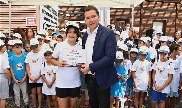 Osmangazi’nin yüzme kurslarında 6 bin öğrenci yüzme öğrendi