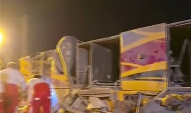 Pakistanlı hacıları taşıyan otobüsün devrilmesi sonucu 28 kişi öldü