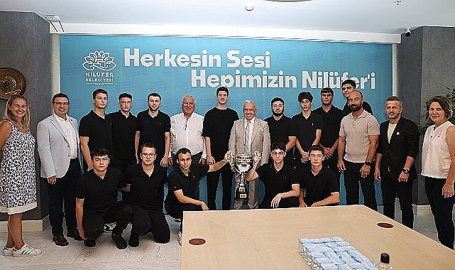 Şampiyonluk sevincini Başkan Şadi Özdemir'le paylaştılar