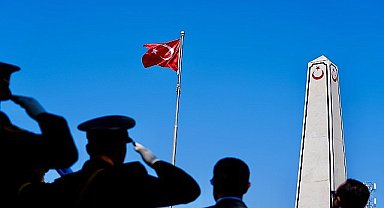 Seferihisar'da 30 Ağustos Zafer Bayramı kutlamaları saat 10.00'da çelenk töreniyle başladı.