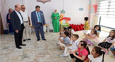 Selçuklu Belediye Başkanı Ahmet Pekyatırmacı, Hatice Hatun Çocuk Mektebi'ni ziyaret ederek burada eğitim alan öğrencilerle bir araya geldi