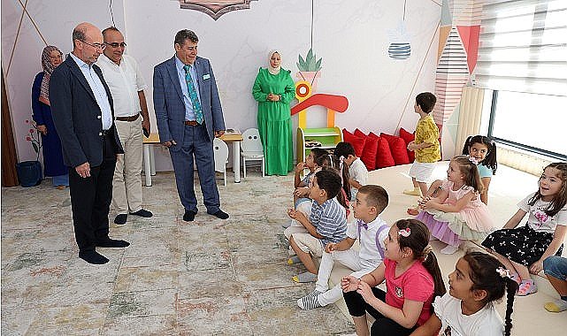 Selçuklu Belediye Başkanı Ahmet Pekyatırmacı, Hatice Hatun Çocuk Mektebi'ni ziyaret ederek burada eğitim alan öğrencilerle bir araya geldi