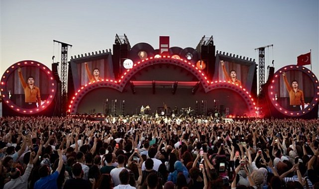Sertab Erener İstanbul Festivali sahnesinde yeni şarkısı Sen İste’yi ilk kez seslendirdi