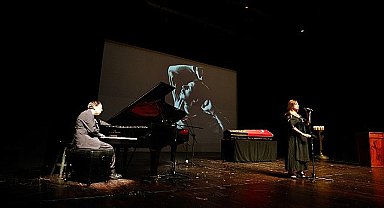 Tiyatro dünyasının usta ismi Genco Erkal, son yolculuğuna Harbiye Muhsin Ertuğrul Sahnesi'nden, sevenlerinin dakikalarca süren alkışları eşliğinde uğurlandı