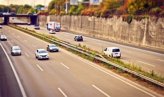 Trafik jandarması, denetim ve bilgilendirme faaliyetlerini sürdürüyor