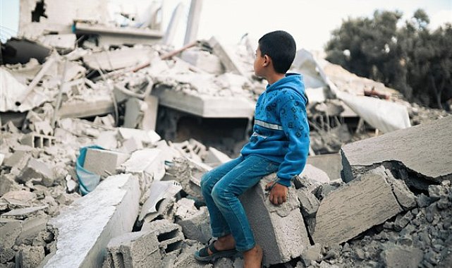UNRWA: Meslektaşlarımız, vurulan bir okulda barınan ailelere yiyecek ve malzeme dağıttı