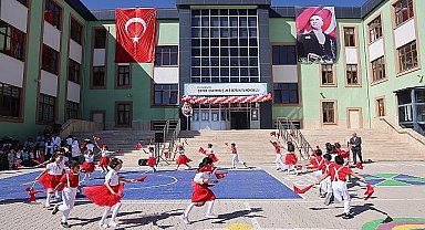 2024-2025 Eğitim-Öğretim yılı ilköğretim haftası kutlama programı, Şehit Durmuş Ali Uzun İlkokulu'nda gerçekleştirildi. 