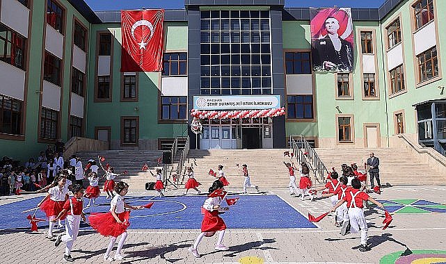 2024-2025 Eğitim-Öğretim yılı ilköğretim haftası kutlama programı, Şehit Durmuş Ali Uzun İlkokulu'nda gerçekleştirildi.