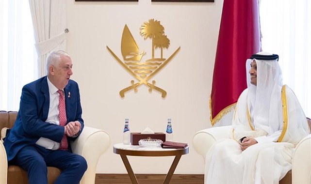 Al-Thani, İngiltere Parlamentosu Avam Kamarası Başkanı Hoyle ile bir araya geldi