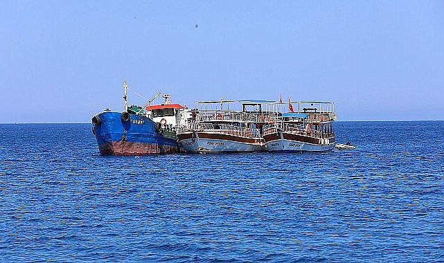 Antalya Büyükşehir Belediyesi'nin atık alım gemisi Adrasan sularında
