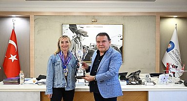 Başkan Böcek'den Şahika Ercümen'e : 'Bu gurur bize yeter'