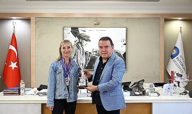Başkan Böcek'den Şahika Ercümen'e : 'Bu gurur bize yeter'