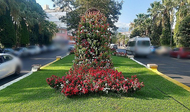 Başkan Çerçioğlu kenti Cumhuriyetin renkleriyle süslüyor