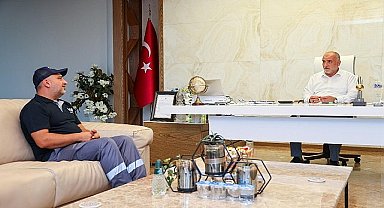 Başkan İbrahim Sandıkçı'dan Yağmura Aldırış Etmeden Çalışan İşçiye Ödül