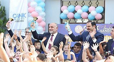 Başkan İbrahim Sandıkçı: “İlçemizde ilkokul birinci sınıfa başlayan tüm öğrencilerimize çanta ve kırtasiye seti hediye ettik