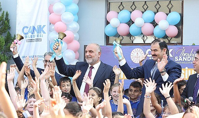 Başkan İbrahim Sandıkçı: “İlçemizde ilkokul birinci sınıfa başlayan tüm öğrencilerimize çanta ve kırtasiye seti hediye ettik