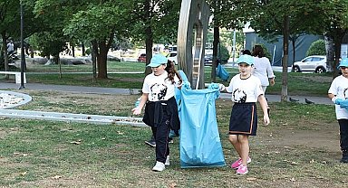 Başkan Şadi Özdemir öğrencilerle parkta temizlik yaptı 