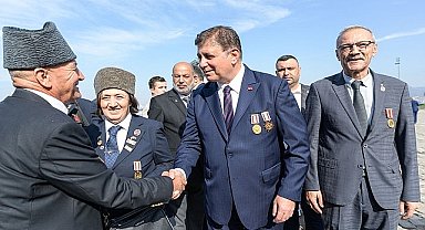 Başkan Tugay babasının madalyalarıyla kahramanların gününe katıldı