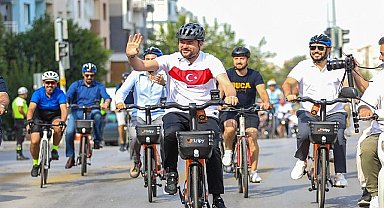 Buca Belediye Başkanı Görkem Duman, çevreci ulaşımı teşvik etmek için pedal çevirdi