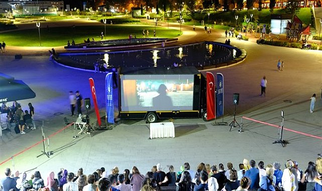 Bursalılara açık havada sinema keyfi yaşadı